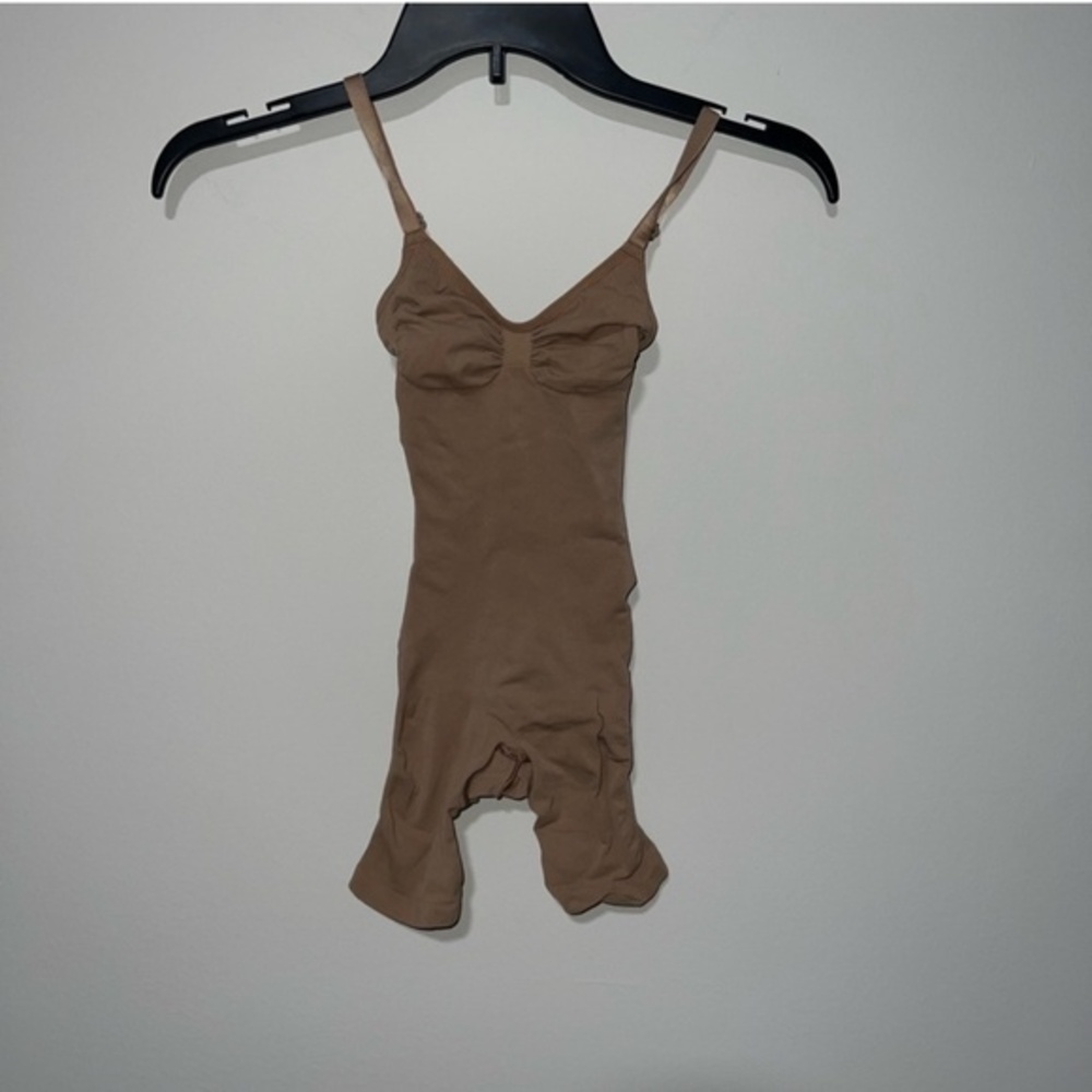 SKIMS SEAMLESS SCULPT MID THIGH BODYSUIT SIENNA NUDE XXS